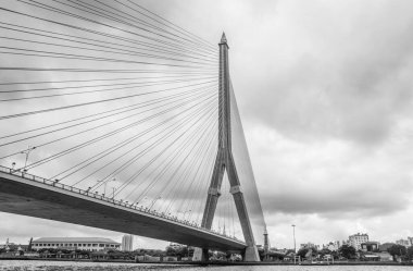 Bir köprü ve başkentin Chao Phraya Nehri ve Metropolis Bangkok Tayland ve Güneydoğu Asya