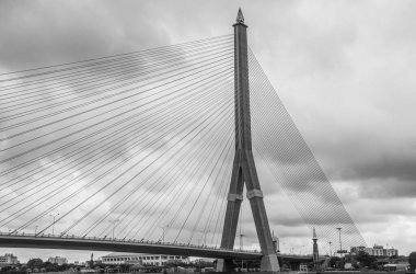 Bir köprü ve başkentin Chao Phraya Nehri ve Metropolis Bangkok Tayland ve Güneydoğu Asya