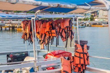 Bir tur teknesinde koruyucu can yelekleri
