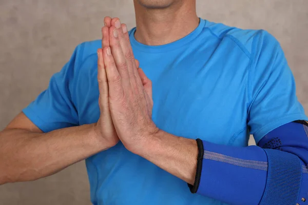 Homem Fazendo Exercícios Aquecimento Cotovelo Conceito Reabilitação Lesão Articular — Fotografia de Stock