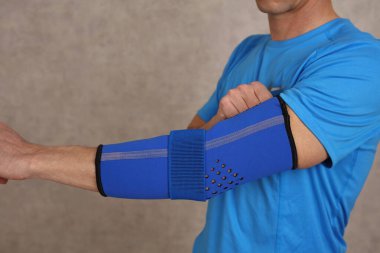 Alıştırma yapan adam: dirsek eklem sakatlığı rehabilitasyon konsepti