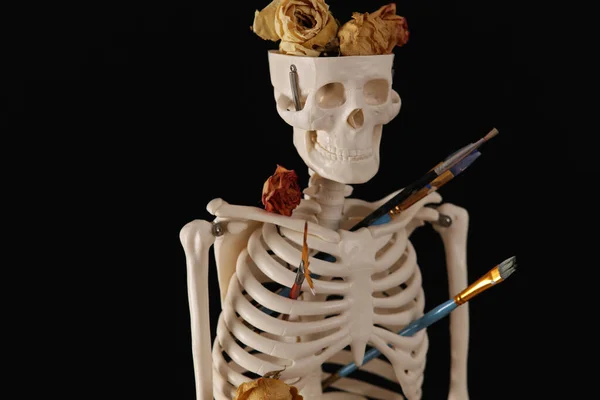Θάνατος Έμπνευσης Καλλιτεχνική Κατάθλιψη Έννοια Ανθρώπινος Σκελετός Διακοσμημένος Ξηρά Λουλούδια — Φωτογραφία Αρχείου