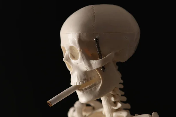Курение Убивает Концепцию Человеческий Скелет Курит Сигарету — стоковое фото
