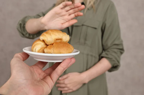 怀孕妇女拒绝吃白面包 麸质耐受和饮食概念 图库图片
