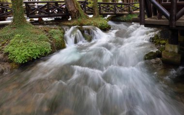 Güzel şelale, hızlı dağ nehri, yüksek hız fotoğrafçılık.