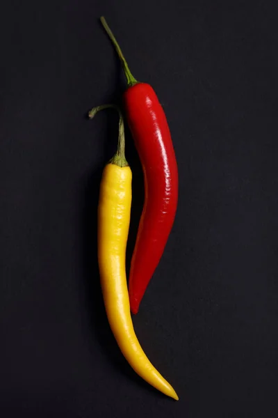 Chiles Rojos Amarillos Sobre Fondo Negro Fotografía Alimentaria — Foto de Stock