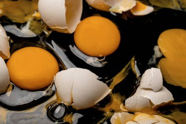 Masada kırılan tavuk yumurtaları. Kabuğu böl