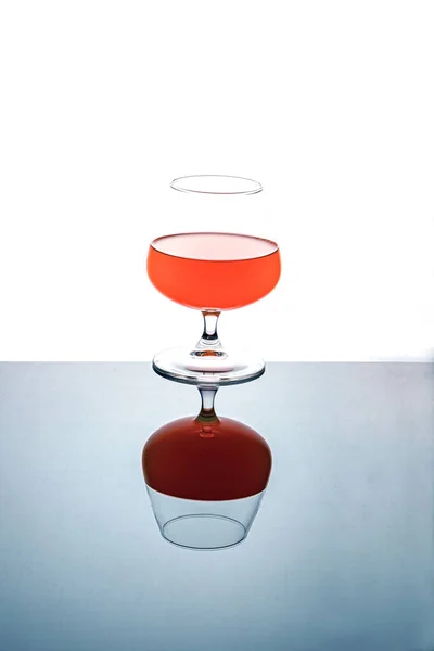 Sinaasappelsap in een glas met reflectie op het glas — Stockfoto