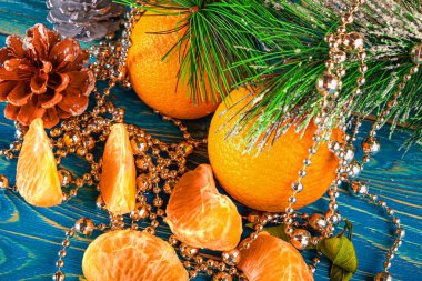 Yeni yıl havası. Noel ağacı dalları ve Noel süslemeleri olan portakallar