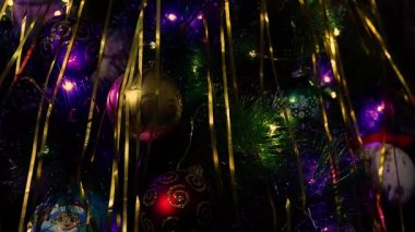 Noel ağacında çok renkli çelenklerle Noel topları
