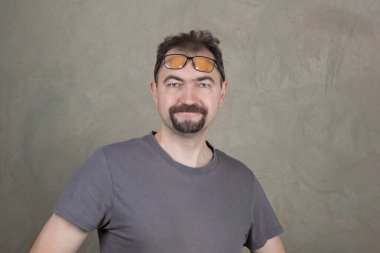 Gözlüklü bir adamın portresi