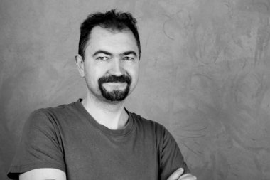 Duygular. Bir adamın siyah beyaz portresi