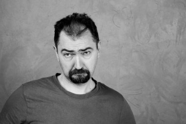 Duygular. Bir adamın siyah beyaz portresi