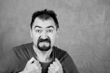 Duygular. Bir adamın siyah beyaz portresi