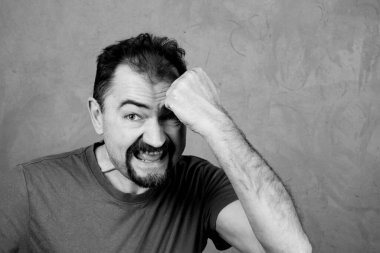 Duygular. Bir adamın siyah beyaz portresi