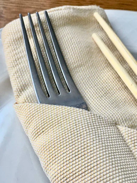 Виделка і дерев'яні палички на тарілці в ресторані — стокове фото
