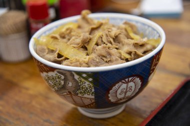 Japon gyudonu pirinçli tatlı soğanlı biftek.