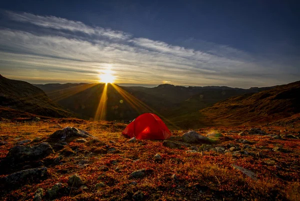 在落日的余晖中 挪威山区的一个帐篷 免版税图库图片
