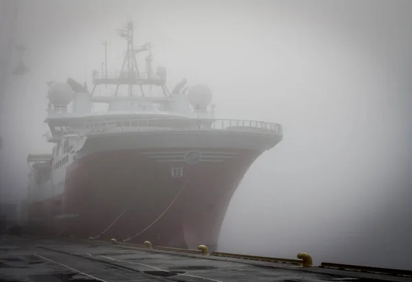 Groot Schip Aan Steiger Mist Rechtenvrije Stockfoto's