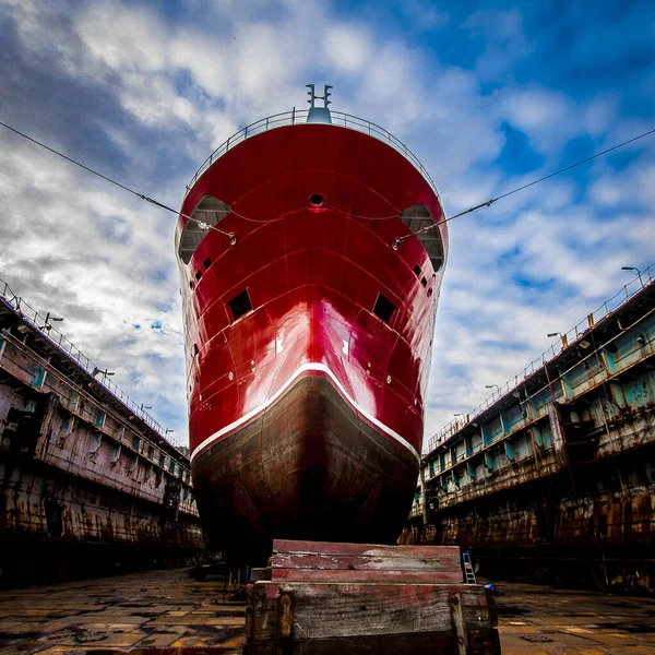 Nieuw Geschilderd Schip Een Oud Droogdok Stockfoto