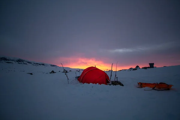 Sabahın erken saatlerinde bir kamp alanı.