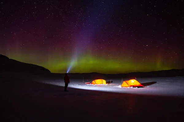 Hombre Mirando Las Auroras Boreales Imagen de stock