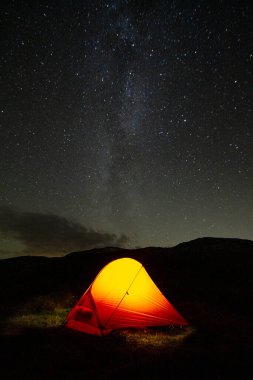 Vahşi doğada Samanyolu 'nun altında bir çadır