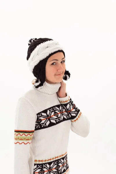 Porträtt av en vit flicka i en varm hatt och stickad tröja på en vit bakgrund — Stockfoto