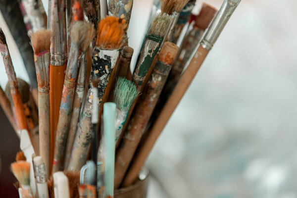 Профессиональные художественные инструменты, кисти крупным планом, пространство для текста