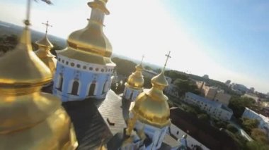 FPV insansız hava aracı görüntüleri. Kyiv 'deki Mykhailivska Meydanı' ndaki St. Michaels Altın Kubbe Manastırı 'nın üzerinden uç. Ukrayna, Kyiv - 3 Ağustos 2021