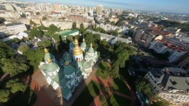 FPV insansız hava aracı görüntüleri. Kyiv 'deki Sofiyivska Meydanı' ndaki St. Sophias Katedrali 'nin üzerinden uç. Ukrayna, Kyiv - 3 Ağustos 2021