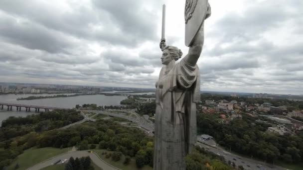 Drönarbilder från FPV. Flyga över moderlandet monument i Kiev vid molnigt väder. Ukraina, Kiev - 10 augusti 2021 — Stockvideo