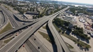 FPV insansız hava aracı görüntüleri. Kyiv şehrindeki kavşağın üzerinden uç.