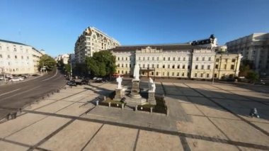 FPV insansız hava aracı görüntüleri. Kyiv 'deki Mykhailivska Meydanı' ndaki St. Michaels Altın Kubbe Manastırı 'nın üzerinden uç. Ukrayna, Kyiv - 3 Ağustos 2021