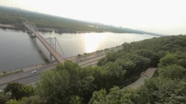 FPV insansız hava aracı görüntüleri. Gün doğumunda Park Köprüsü 'nün üzerinden uç..