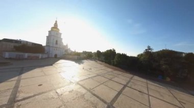 FPV insansız hava aracı görüntüleri. Kyiv 'deki Mykhailivska Meydanı' ndaki St. Michaels Altın Kubbe Manastırı 'nın üzerinden uç. Ukrayna, Kyiv - 3 Ağustos 2021