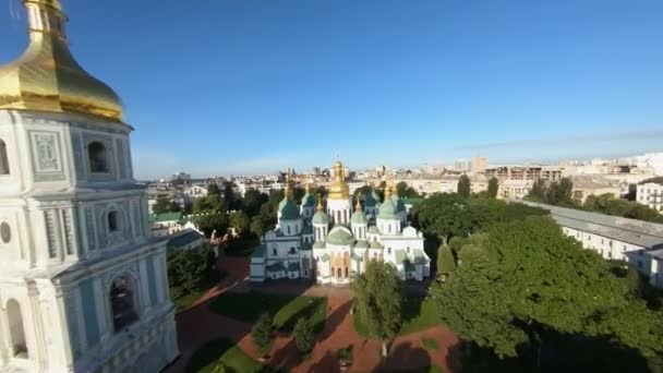 FPV drone beelden. Vlieg over de St. Sophias kathedraal op het Sofiyivska plein in Kiev. Oekraïne, Kiev - 3 augustus 2021 — Stockvideo