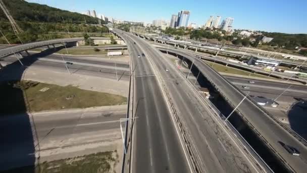 Des images de drones FPV. Survolez la jonction routière dans la ville de Kiev. — Video