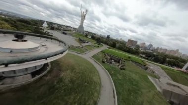 FPV insansız hava aracı görüntüleri. Bulutlu bir havada Kyiv 'deki ana anıtın üzerinden uç. Ukrayna, Kyiv - 10 Ağustos 2021
