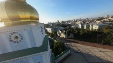 FPV insansız hava aracı görüntüleri. Kyiv 'deki Mykhailivska Meydanı' ndaki St. Michaels Altın Kubbe Manastırı 'nın üzerinden uç. Ukrayna, Kyiv - 3 Ağustos 2021