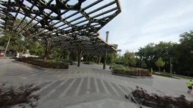 FPV insansız hava aracı görüntüleri. Kyiv 'deki Parkovy köprüsü yakınlarındaki Perhola' nın üzerinden uç. 