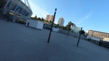 FPV insansız hava aracı görüntüleri. Troitska ploshcha yakınlarındaki Ulusal Spor Kompleksi Olympiyskiy 'in üzerinden uç. Ukrayna, Kyiv - 5 Ağustos 2021