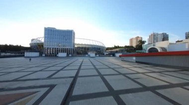 FPV insansız hava aracı görüntüleri. Troitska ploshcha yakınlarındaki Ulusal Spor Kompleksi Olympiyskiy 'in üzerinden uç. Ukrayna, Kyiv - 5 Ağustos 2021