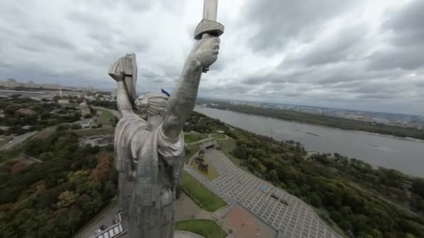 Il filmato del drone FPV. Vola sopra monumento madrepatria a Kiev a tempo nuvoloso. Ucraina, Kiev - 10 agosto 2021 — Video Stock