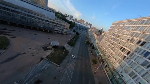 FPV drone beelden. Vlieg over Sportyvna Square Kiev in de buurt Gulliver Mall. Oekraïne, Kiev - 5 augustus 2021 — Stockvideo