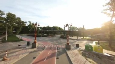 FPV insansız hava aracı görüntüleri. Kyiv 'deki Parkovy köprüsü yakınlarındaki Perhola' nın üzerinden uç. 