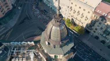 Hava aracı görüntüleri. Kyiv Caddelerinde Maraton.