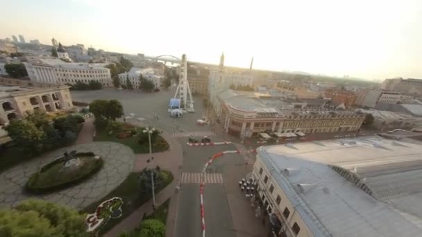 FPV insansız hava aracı görüntüleri. Dönme dolabın yanındaki Kyiv 'deki Kontraktova Meydanı' nın üzerinden uç. Ukrayna, Kyiv - 10 Ağustos 2021. — Stok video