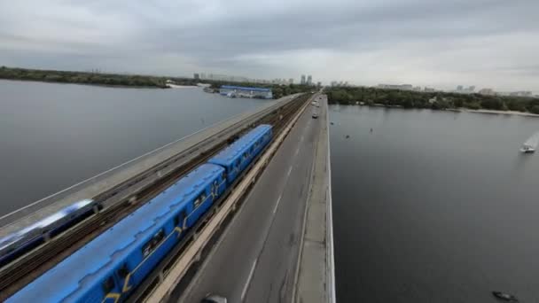FPV drónfelvételek. Repülj át a Metro hídon Kyivban. Ukrajna, Kijev - 2021. szeptember 2.. — Stock videók