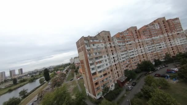 FPVドローン映像。キエフ地区のソ連の建物の近くを飛ぶ。ウクライナ,キエフ- 2021年9月2日. — ストック動画